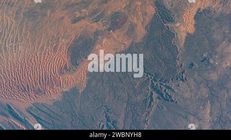 Iss070e052305 (3. Januar 2024) --- Sanddünen, Sandsteinplateaus und felsige Plattformen, die den Tassili N'Ajjer Nationalpark im Südosten Algeriens ausmachen, werden von der Internationalen Raumstation aus aufgenommen, die 261 Meilen über der Sahara umkreist. Stockfoto