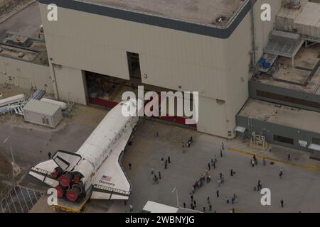 Das Space Shuttle Discovery fährt durch das Fahrzeugmontagegebäude des Kennedy Space Centers. Er wird angehoben, damit er mit seinem externen Tank und festen Raketenverstärkern passt. Die siebenköpfige Besatzung der STS-131 wird das Mehrzweck-Logistikmodul Leonardo zur Internationalen Raumstation bringen, drei Raumgänge durchführen, um einen Ersatz-Ammoniaktank anzubringen und ein europäisches Experiment vom Columbus-Modul zurückzugeben. Die Markteinführung ist für den 5. April geplant. Stockfoto