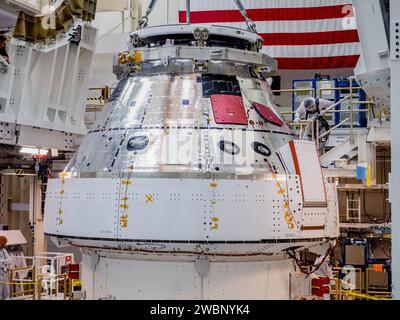 Am 11. November 2019 wurde die Orion Crew- und Servicemodul-Stack für Artemis I aus der FAST Cell für Transport- und Umwelttests an der Plum Brook Station der NASA geholt. Stockfoto