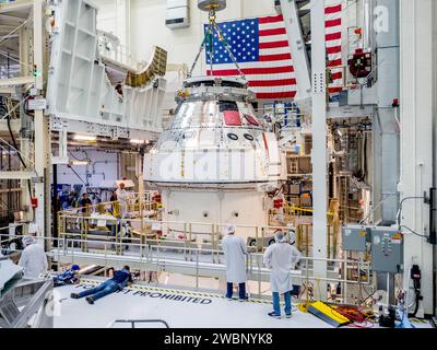 Der Artemis I Orion-Raumschiff-Stack, einschließlich Crew- und Servicemodule, wurde von der SCHNELLEN Zelle für den Transport zur Plum Brook Station für Umwelttests, mit späterer Installation von Panel und Solar-Array im Kennedy Space Center, entfernt. Stockfoto