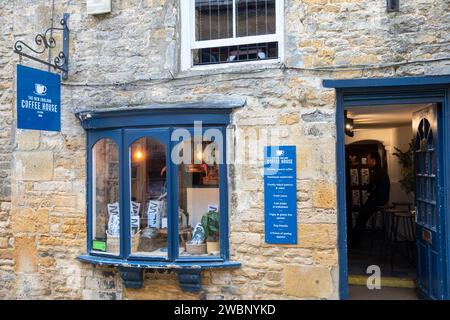 In der Marktstadt Wold Cotswolds, New England Coffee House Café im Stadtzentrum, Gloucestershire, England, Großbritannien, 2023 Stockfoto