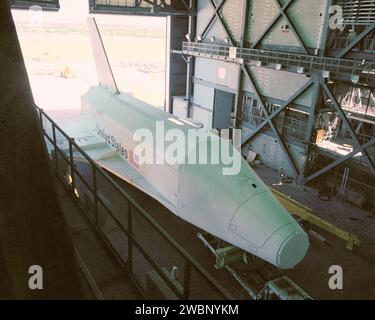 Im Kennedy Space Center wurde das Modell des Pathfinder Space Shuttles mit einem Lastkahn zum Vehicle Assembly Building transportiert, um die Passform zu überprüfen. Gebaut im Marshall Space Flight Center, passt es zu den Abmessungen des Shuttles, Gewicht und Balance, unterstützte Crew-Training, Plattformtests, und Proben nach der Landung. Das Modell wurde später in Tokio ausgestellt und befindet sich nun dauerhaft im U.S. Space and Rocket Center. Stockfoto