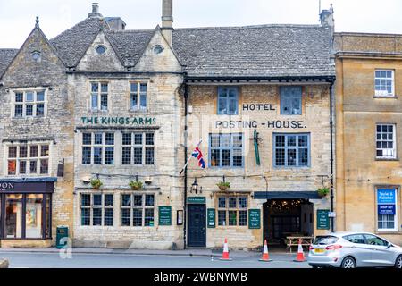 Stall on the Wold England, The Kings Arms Pub und Restaurant auf dem Marktplatz mit Hotel, erbaut aus cotswold Stein, cotswolds, UK, 2023 Stockfoto