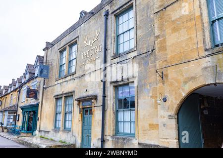 Stall in der Wold Market Stadt in den cotswolds, The Stag at Stow Hotel Unterkunft, Außenansicht des Hotels, Gloucestershire, England, UK, 2023 Stockfoto