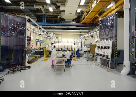 Techniker von Textron in Wilmington, Massachusetts, brachten am 22. Mai 2013 Ablativmaterial von Avcoat auf die Wabenstruktur des Wärmeschutzträgers EFT-1 Orion auf. Stockfoto