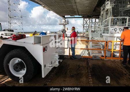 Ingenieure von Exploration Ground Systems und Jacobs unterstützen am 23. Oktober 2020 die Motorwartungsplattform unter dem mobilen Trägerraketen für Artemis I am Launch Pad 39B im Kennedy Space Center der NASA in Florida. Der fast 400 Meter hohe mobile Starter befindet sich auf dem Startplatz, während Ingenieure von Exploration Ground Systems und Jacobs mehrere Aufgaben erledigen, darunter einen Timing-Test zur Validierung der Countdown-Zeitachse des Startteams, und eine gründliche Reinigung des mobilen Trägergeräts von oben nach unten, um alle Rückstände von der Konstruktion und Installation der Nabelarme zu entfernen. Artemis werde ich Stockfoto