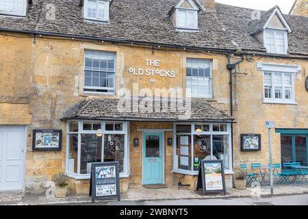 Stove on the Wold, The Old Stocks Inn Restaurant und Bar mit Zimmern, in dieser Marktstadt in cotswolds, Gloucestershire, England, Großbritannien, 2023 Stockfoto