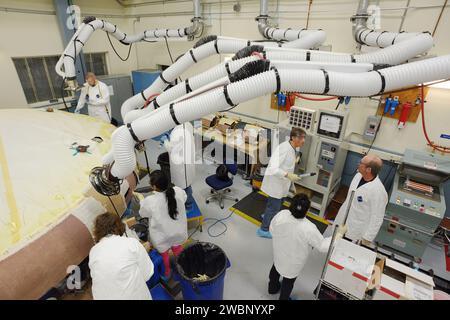 Techniker von Textron in Wilmington, Massachusetts, brachten am 22. Mai 2013 Ablativmaterial von Avcoat auf die Wabenstruktur des Wärmeschutzträgers EFT-1 Orion auf. Stockfoto