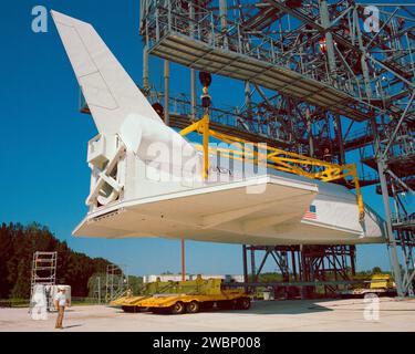 Das Space-Shuttle-Modell Pathfinder im Kennedy Space Center wurde an das Mate-Demate-Gerät angeschlossen, um Passkontrollen, Besatzungstraining und Proben nach der Landung durchzuführen; später kehrte es wieder zur permanenten Ausstellung im U.S. Space and Rocket Center zurück. Stockfoto