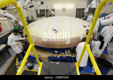 Techniker von Textron in Wilmington, Massachusetts, brachten am 22. Mai 2013 Ablativmaterial von Avcoat auf die Wabenstruktur des Wärmeschutzträgers EFT-1 Orion auf. Stockfoto