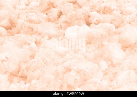 Früher Frühling schmutziger grauer geschmolzener Schnee mit Sandmuster Textur Stockfoto