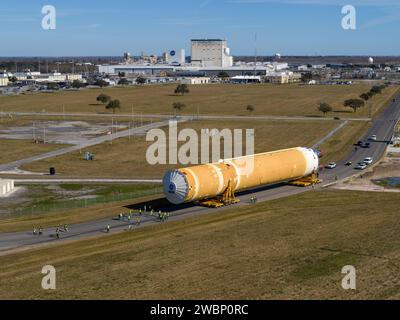 Diese Bilder/Videos zeigen, wie Teams die abgeschlossene Kernbühne der NASA-Rakete Space Launch System von der Michoud Assembly Facility der NASA in New Orleans ausgerollt oder verschoben haben. Die Crews verlegten die Flugausrüstung für die erste Artemis-Mission am 8. Januar in die Pegasus-Lastkähne der NASA, um die Green Run-Testserie im Stennis Space Center in der Nähe der Bay St. vorzubereiten Louis, Mississippi. Pegasus, das auf SLS-Raketenausrüstung umgebaut wurde, wird die Kernstufe von Michoud nach Stennis für die umfassende Testserie Green Run transportieren. Einmal in Stennis, der Artemis Raketenbühne W Stockfoto