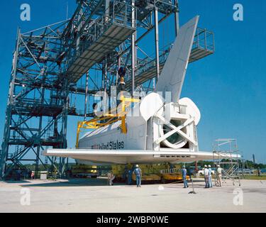 Das Kennedy Space Center der NASA befestigte das Modell-Pathfinder des Space Shuttles an das Mate-Demate-Gerät, um die Passform zu überprüfen. Das im Marshall Space Flight Center errichtete Modell simulierte Abmessungen, Gewicht und Balance des Shuttles, unterstützte das Training der Crew und Proben nach der Landung. Pathfinder wurde später in Tokio ausgestellt und befindet sich heute im U.S. Space and Rocket Center in Huntsville. Stockfoto