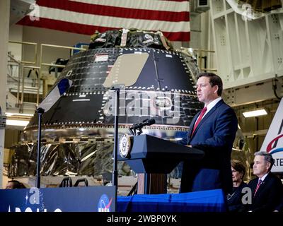 Vizepräsident Mike Pence besuchte am 20. Juli 2019 das Kennedy Space Center der NASA im Neil Armstrong Operations and Checkout Building, um den 50. Jahrestag von Apollo 11 zu feiern und die Fertigstellung der Orion Crew-Kapsel der NASA für die erste Artemis-Mondmission anzukündigen. Stockfoto