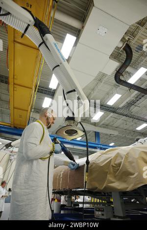 Techniker von Textron in Wilmington, Massachusetts, haben am 22. Mai 2013 Ablativmaterial von Avcoat auf die Wabenstruktur des Wärmeschutzträgers EFT-1 Orion aufgetragen. Stockfoto