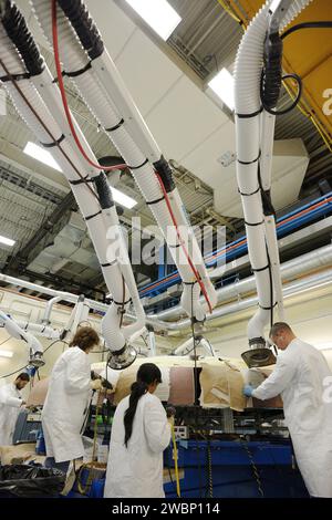 Techniker von Textron in Wilmington, Massachusetts, brachten am 22. Mai 2013 Ablativmaterial von Avcoat auf die Wabenstruktur des Wärmeschutzträgers EFT-1 Orion auf. Stockfoto