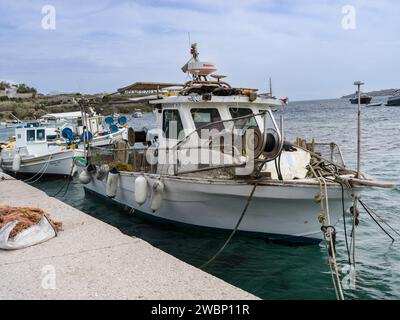 Fischerboote im Hafen entlang der Küste der Insel Mykonos, Griechenland Stockfoto