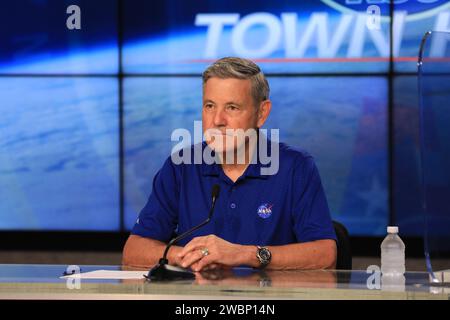 Am 10. Juni 2020 hielt Bob Cabana, Direktor des Kennedy Space Center, ein virtuelles Rathaus im Pressesaal ab, um Pläne für die sichere Rückkehr der Mitarbeiter zur Arbeit vor Ort während der COVID-19-Pandemie zu skizzieren. Die stellvertretende Direktorin Janet Petro und der Chief Medical Officer Dr. David Tipton nahmen teil. Stockfoto