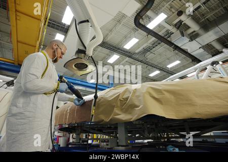 Techniker von Textron in Wilmington, Massachusetts, haben am 22. Mai 2013 Ablativmaterial von Avcoat auf die Wabenstruktur des Wärmeschutzträgers EFT-1 Orion aufgetragen. Stockfoto