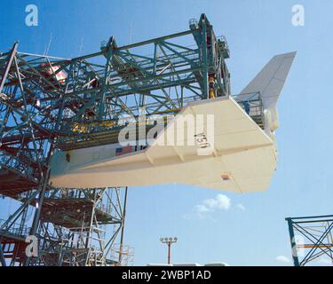 Das Modell des Pathfinder Space Shuttle ist an das Mate-Demate-Gerät im Kennedy Space Center angeschlossen, um die Passform zu überprüfen. Die im Marshall Space Flight Center errichtete Anlage unterstützte das Training der Besatzung, Plattformtests und Proben nach der Landung und wurde später in Tokio ausgestellt, bevor sie im U.S. Space and Rocket Center stationiert wurde. Stockfoto