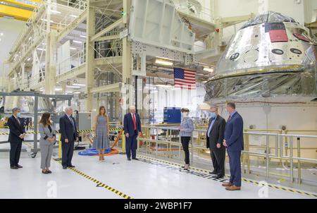 Präsident Donald Trump, First Lady Melania Trump, Vizepräsident Mike Pence, Second Lady Karen Pence, zusammen mit Kennedy Space Center Director Bob Cabana, links, Marillyn Hewson, Chief Executive Officer, Lockheed Martin, Mike Hawes, VP of Human Space Exploration und Orion Program Manager bei Lockheed Martin Space, Und NASA-Administrator Jim Bridenstine, rechts, wird von der Artemis I-Kapsel während einer Tour durch das Neil A. Armstrong Operations and Checkout Building gesehen, nachdem die NASA-Astronauten Robert Behnken und Douglas Hurley zum Launch Complex 39A abreisen, um eine SpaceX Crew Dragon Spa zu besteigen Stockfoto