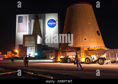 Techniker mit den Exploration Ground Systems der NASA verlegen den Trägerbahnadapter (LVSA) für die Raumfahrzeugrakete (SLS) am 30. Juli 2020 zur Verarbeitung in das Vehicle Assembly Building (VAB). Die LVSA kam mit dem Pegasus-Lastkahn der NASA an der 39 Turn Basin Wharf des Kennedy Space Centers an, nachdem sie das Marshall Space Flight Center der Agentur in Huntsville, Alabama, verlassen hatte. Die LVSA wird die SLS-Kernstufe mit der Oberstufe der Rakete verbinden und bleibt im VAB, bis es Zeit für die Stapelung auf dem mobilen Trägerraketen vor dem Start von Artemis I ist. Die Stockfoto