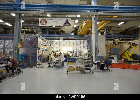 Techniker von Textron in Wilmington, Massachusetts, haben am 22. Mai 2013 Ablativmaterial von Avcoat auf die Wabenstruktur des Wärmeschutzträgers EFT-1 Orion aufgetragen. Stockfoto