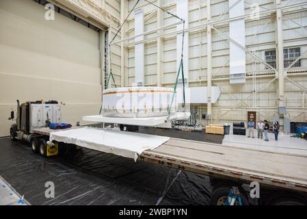 Der Orion Crew Module Adapter-Simulator kam am 24. Juni 2015 in der Plum Brook Station Space Power Power Facility des NASA Glenn Research Centers in Sandusky, Ohio, zum Testen und Evaluieren an. Stockfoto