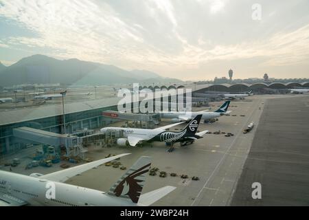 Blick auf die Flugzeuge bei Sonnenuntergang auf dem Luftseitenvorfeld am internationalen Flughafen Hongkong China Stockfoto