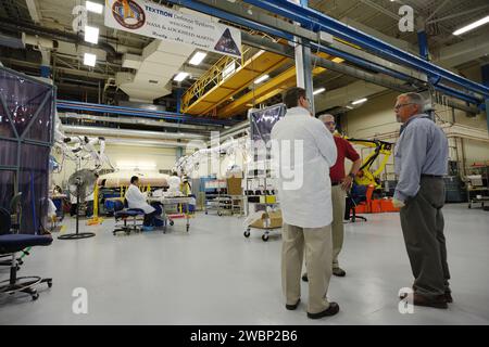 Techniker von Textron in Wilmington, Massachusetts, brachten am 22. Mai 2013 Ablativmaterial von Avcoat auf die Wabenstruktur des Wärmeschutzträgers EFT-1 Orion auf. Stockfoto