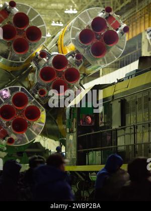 Die Sojus-Rakete wird am Montag, den 17. Dezember 2012, im Kosmodrom Baikonur in Kasachstan mit dem Zug zum Startplatz ausgerollt. Der Start der Sojus-Rakete ist für den 19. Dezember geplant und wird den Flugingenieur Tom Marshburn von der NASA, den Sojus-Kommandeur Roman Romanenko und den 35 Kommandeur Chris Hadfield der kanadischen Raumfahrtbehörde (CSA) der Expedition 34/35 zu einer fünfmonatigen Mission an Bord der Internationalen Raumstation schicken. Stockfoto