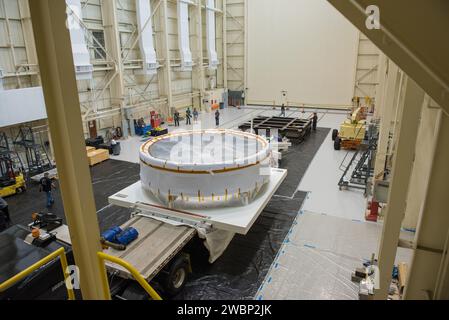 Der Orion Crew Module Adapter-Simulator wurde am 24. Juni 2015 an die Plum Brook Station Space Power Power Facility der NASA in Sandusky, Ohio, geliefert, um Raumfahrzeuge zu testen und zu integrieren. Stockfoto