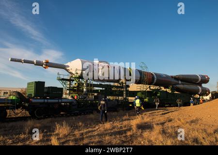 Die Sojus-Rakete wird am Sonntag, den 11. Oktober 2020, mit dem Zug zum Startplatz der Site 31 im Baikonur-Kosmodrom in Kasachstan ausgerollt. Expedition 64 die russischen Kosmonauten Sergej Ryzhikow und Sergej Kud-Swerchkow aus Roscosmos sowie die NASA-Astronautin Kate Rubins sollen am 14. Oktober an Bord ihres Raumschiffs Sojus MS-17 starten, um eine sechsmonatige Mission an Bord der Internationalen Raumstation zu starten. Stockfoto