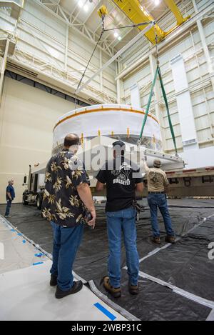 Der Orion Crew Module Adapter-Simulator kam am 24. Juni 2015 in der Plum Brook Station Space Power Power Facility des NASA Glenn Research Centers in Sandusky, Ohio, zum Testen und Evaluieren an. Stockfoto