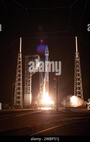 Die Atlas V-Rakete der United Launch Alliance mit dem Solar Orbiter hebt am 9. Februar 2020 um 23:03 Uhr EST vom Space Launch Complex 41 auf der Cape Canaveral Air Force Station in Florida ab. Solar Orbiter ist eine internationale Kooperationsmission der ESA (European Space Agency) und der NASA. Ziel der Mission ist es, die Sonne, ihre äußere Atmosphäre und den Sonnenwind zu untersuchen. Die Raumsonde wird die ersten Bilder der Sonnenpole liefern. Die Raumsonde wurde von Airbus Defence and Space entwickelt. Das Launch Services Program der NASA mit Sitz in Kennedy leitete den Start. Stockfoto