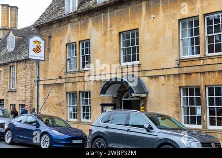 Chipping Campden alte Marktstadt, Noel Arms Hotel in der unteren Straße, Mann putzt Fenster, Pub und Hotel, England, Großbritannien, 2023 Stockfoto