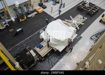 Am 24. Juni 2015 wurde der Orion Crew Module Adapter Simulator an die Plum Brook Station Space Power Power Facility der NASA in Sandusky (Ohio) geliefert. Stockfoto
