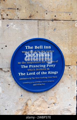 Die blaue Plakette Bell Inn, die JRR Tolkien als Inspiration für das inn of the Prancing Pony in Lord of the Rings, Moreton in Marsh England, 2023 besuchte Stockfoto