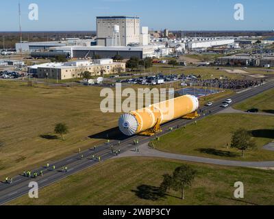 Diese Bilder/Videos zeigen, wie Teams die abgeschlossene Kernbühne der NASA-Rakete Space Launch System von der Michoud Assembly Facility der NASA in New Orleans ausgerollt oder verschoben haben. Die Crews verlegten die Flugausrüstung für die erste Artemis-Mission am 8. Januar in die Pegasus-Lastkähne der NASA, um die Green Run-Testserie im Stennis Space Center in der Nähe der Bay St. vorzubereiten Louis, Mississippi. Pegasus, das auf SLS-Raketenausrüstung umgebaut wurde, wird die Kernstufe von Michoud nach Stennis für die umfassende Testserie Green Run transportieren. Einmal in Stennis, der Artemis Raketenbühne W Stockfoto