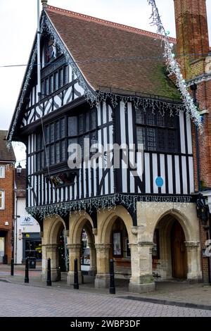 Weihnachtsdekoration an den Holzbalken des Rathauses in Saffron Walden Stockfoto