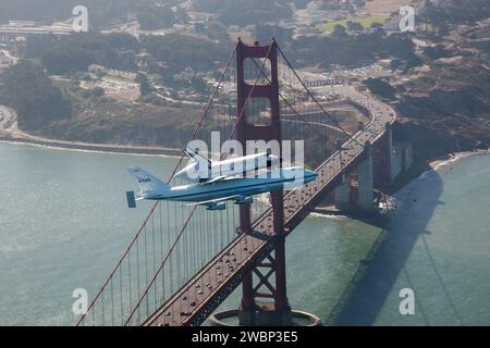 Das Space Shuttle Endeavour und seine Gastgeber NASA 747 Shuttle Carrier fliegen 2012 an der Golden Gate Bridge zum Los Angeles International Airport und auf einer Überlandfahrt zum California Science Center. Die Kalifornier blickten am 21. September in den Morgenhimmel, um einen Blick auf das Unterfangen zu erhaschen. Die letzte Etappe des Fluges von Endeavour vom Kennedy Space Center der NASA in Florida bot vielen Menschen die Gelegenheit, den historischen Flug zu erleben. Das Space-Shuttle Endeavour und seine Gastgeber-NASA 747 Shuttle Carrier fliegen 2012 an der Golden Gate Bridge auf dem Weg zur Los Angeles International Stockfoto