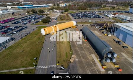 Diese Bilder/Videos zeigen, wie Teams die abgeschlossene Kernbühne der NASA-Rakete Space Launch System von der Michoud Assembly Facility der NASA in New Orleans ausgerollt oder verschoben haben. Die Crews verlegten die Flugausrüstung für die erste Artemis-Mission am 8. Januar in die Pegasus-Lastkähne der NASA, um die Green Run-Testserie im Stennis Space Center in der Nähe der Bay St. vorzubereiten Louis, Mississippi. Pegasus, das auf SLS-Raketenausrüstung umgebaut wurde, wird die Kernstufe von Michoud nach Stennis für die umfassende Testserie Green Run transportieren. Einmal in Stennis, der Artemis Raketenbühne W Stockfoto