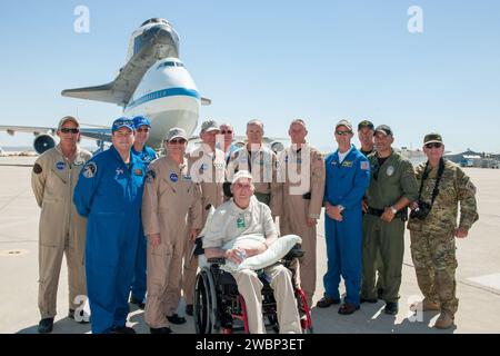 Mitarbeiter des Los Angeles Police Department und ehemaliger NASA Astronaut und NASA Armstrong Flight Research Center (damals Dryden) testen den Piloten Gordon Fullerton, sitzend, und schließen sich der Besatzung des NASA 747 Shuttle Carrier Flugzeugs an. Es steht, von links, Larry Larose, J.J. Johnston, Jeff Moultrie, Frank Batteas, Bill Brockett, Henry Taylor, Troy Asher, Jim Less, Bill Rieke, Offizier Kevin Standage, Sergeant Stephen Roussell und Glenn Grossman. Stockfoto