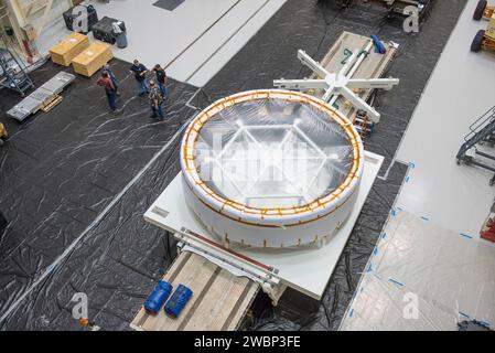 Die Plum Brook Station Space Power Power Facility der NASA in Sandusky, Ohio, erhielt am 24. Juni 2015 den Orion Crew Module Adapter Simulator für Systemtests und Integrationsaktivitäten von Raumfahrzeugen. Stockfoto