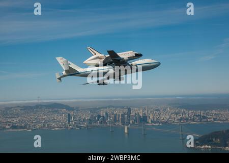 Das Space Shuttle Endeavour und seine Gastgeber NASA 747 Shuttle Carrier fliegen 2012 an der Bay Bridge zum Los Angeles International Airport und auf einer Überlandfahrt zum California Science Center. Die letzte Etappe des Fluges von Endeavour vom Kennedy Space Center der NASA in Florida bot vielen Menschen die Gelegenheit, den historischen Flug zu erleben. Stockfoto