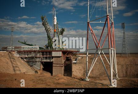 Das Startgerüst wird um die Sojus-Rakete herum angehoben, kurz nach der Ankunft auf dem Startplatz am Dienstag, den 5. Oktober 2010, auf dem Baikonur-Kosmodrom in Kasachstan. Die Sojus TMA-01M soll die Crew der Expedition 25 am Freitag, den 8. Oktober 2010 um 5:10 Uhr zur Internationalen Raumstation starten Stockfoto