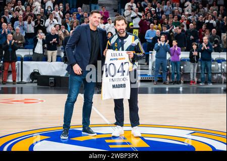 Madrid, Spanien. Januar 2024. Der ehemalige Spieler Felipe Reyes (L) sah ein Trikot der 1047 Spiele von Sergio Llull (R) von Real Madrid vor dem Euroleague Basketballspiel zwischen Real Madrid und Valencia im Wizink Center. Endergebnis; Real Madrid 96:86 Valencia (Foto: Alberto Gardin/SOPA Images/SIPA USA) Credit: SIPA USA/Alamy Live News Stockfoto