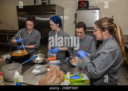 Die Studenten des HUNCH-Programms nahmen an einer NASA-Challenge im U.S. Space and Rocket Center teil, um Astronauten-Rezepte zu kreieren. Sechs Teams aus North Alabama und Georgia traten an, wobei der Sieger zum Johnson Space Flight Center vorrückte. Stockfoto