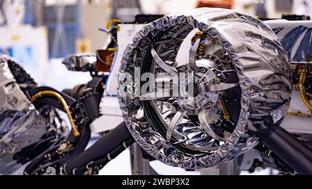 Die NASA installierte die Räder am Mars Perseverance rover am 30. März 2020 in der Payload Hazard Service Facility im Kennedy Space Center. Sie wird im Juli 2020 mit einer United Launch Alliance Atlas V 541 Rakete starten und am 18. Februar 2021 auf dem Mars landen. Stockfoto