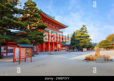 Kyoto, Japan - 2. April 2023: Heian-Schrein, erbaut anlässlich des 1100. Jahrestages der Gründung der Hauptstadt in Kyoto, gewidmet den Geistern von Kyoto Stockfoto